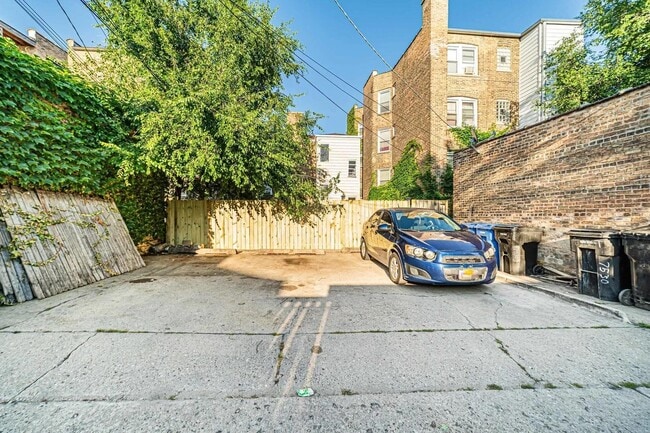 Building Photo - 7530 N Oakley Ave