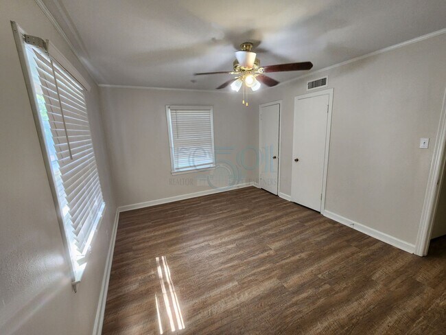 Building Photo - Compeltely Remodeled 3 Bedroom 3 Bathroom