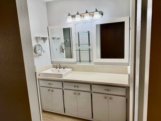 Building Photo - Beautiful Townhome with Great Schools, Great Location! Pet Friendly!
