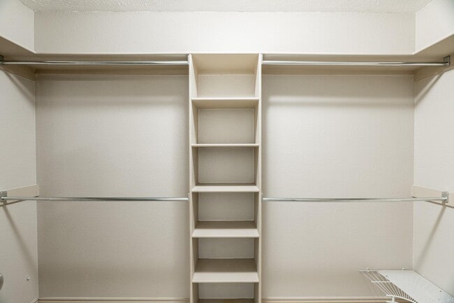 Building Photo - 2423 Palisade Dr