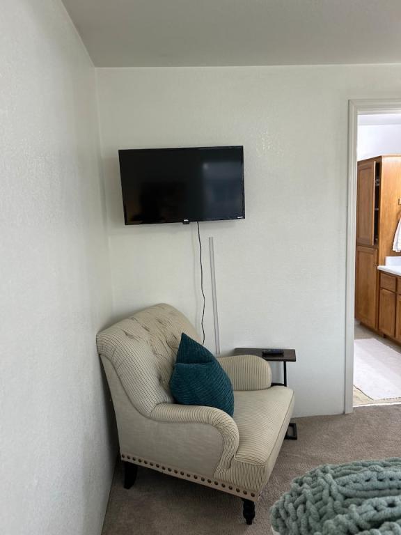 Building Photo - 563 Primrose Dr