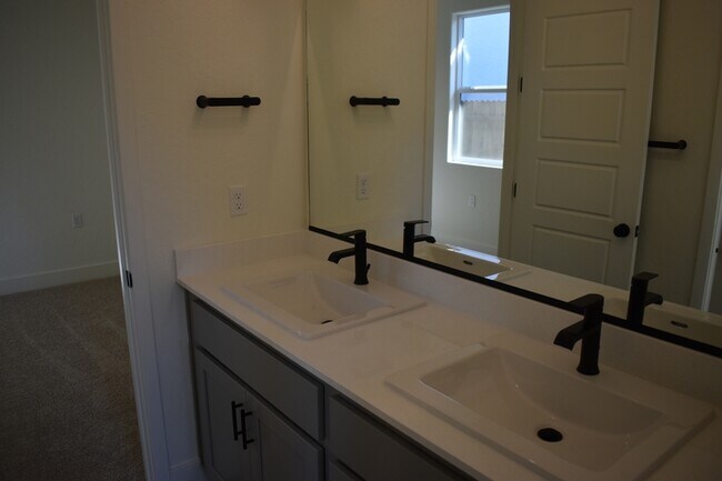 Building Photo - 744 Stephanie Dr