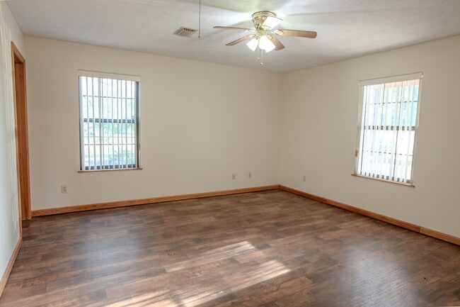 Building Photo - 400 Camellia Ave