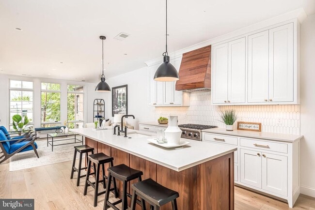 Building Photo - Luxury Rowhome Condo with Private Rooftop ...