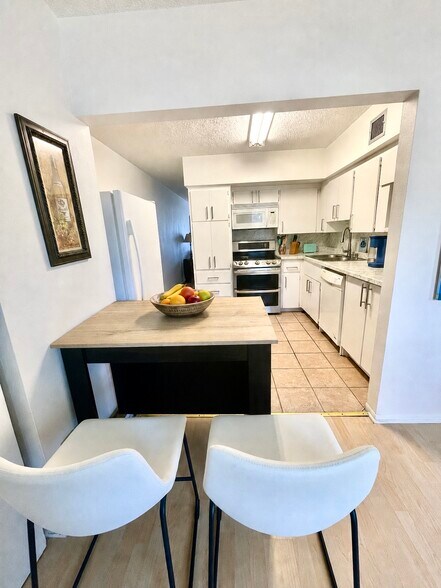 Fully equipped eat in kitchen - 2331 Finlandia Ln