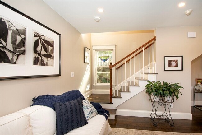 Building Photo - 108-110-110 Elm St