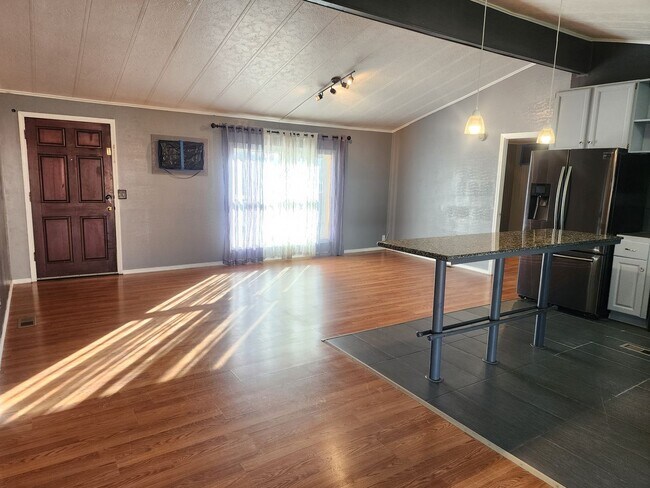 Building Photo - Beautiful 3 Bedroom with additonal 4th bedroom! Larg fenced front & backyard!!