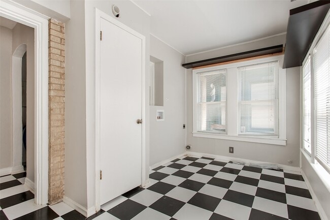 Building Photo - 5918 La Vista Dr