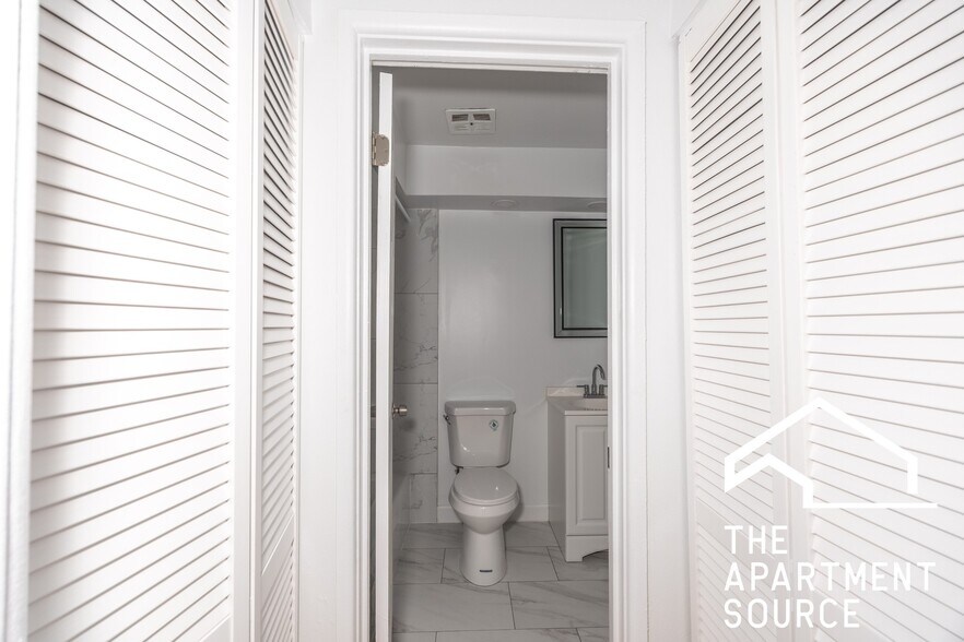 Building Photo - 6831 N Greenview Ave