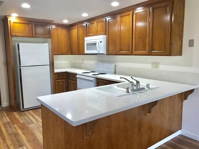 Building Photo - Beautifully Updated 2 Bed 1.5 Bath Condo i...