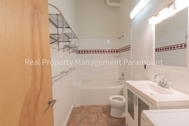 Building Photo - Beautiful One Bedroom Apartment in Downtown Los Angeles!