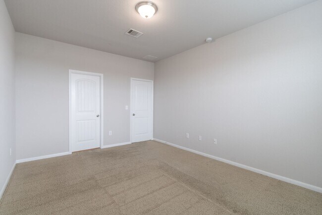 Building Photo - 2880 Donnell Dr