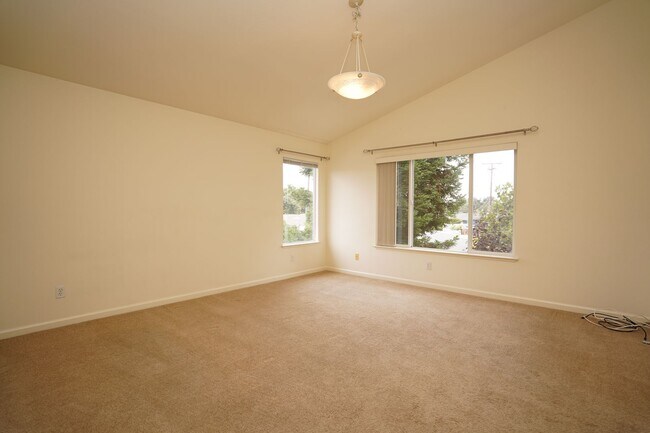 Building Photo - Spacious Home in Excellent Location!