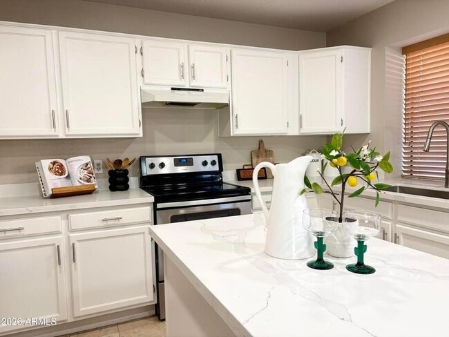 Building Photo - 5946 E Kelton Ln