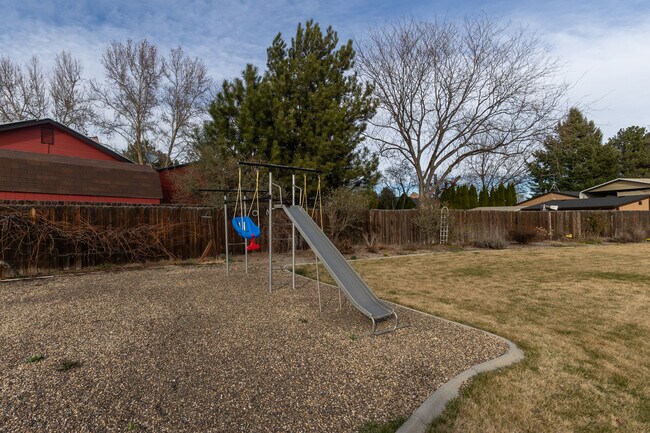 Building Photo - 1132 S Amaya Ave