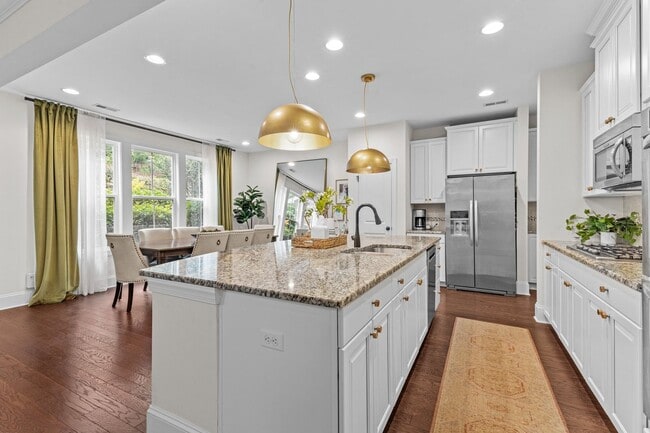 Building Photo - Gorgeous 3 Bedroom Townhome w/ Premium Fin...