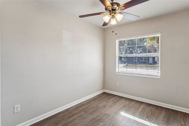 Building Photo - 1470 Overlea St