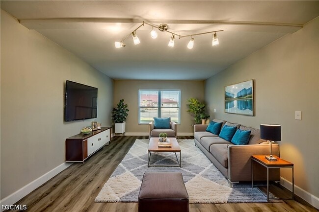 Building Photo - 2526 SE 16th Pl