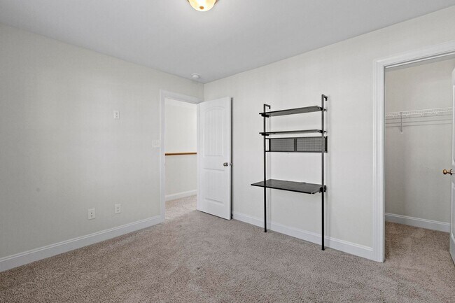 Building Photo - Large 4 bedroom in The Shores and Windpointe!