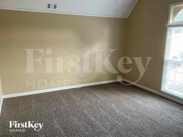 Building Photo - 935 Rutland Dr