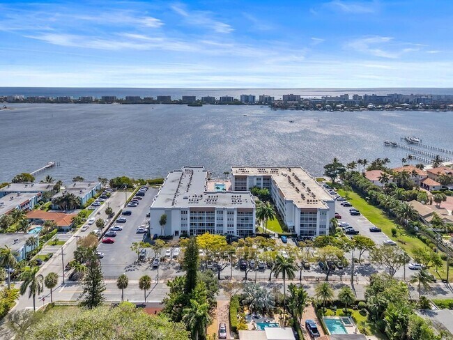 Building Photo - 1502 S Lakeside Dr