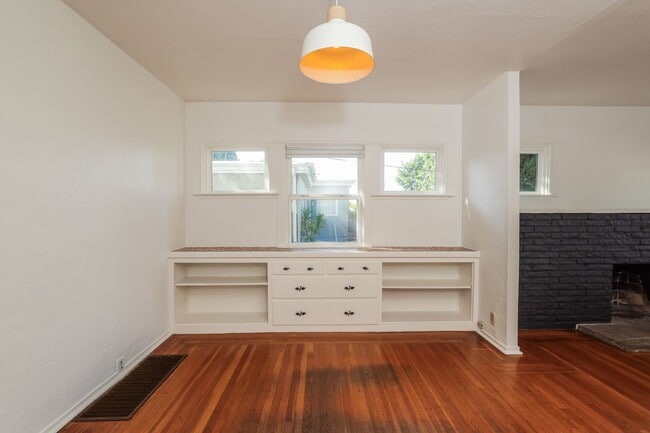 Building Photo - Available 2 Bedroom Home In Redwood Heights!