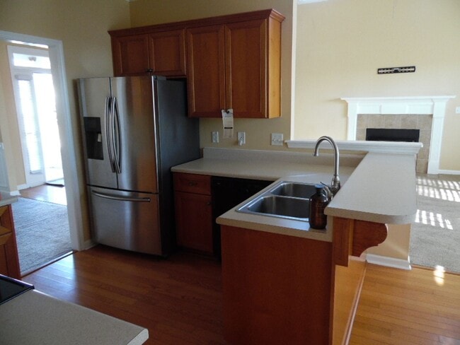 Building Photo - Stunning 4 bedroom with mother-in-law suite on main level