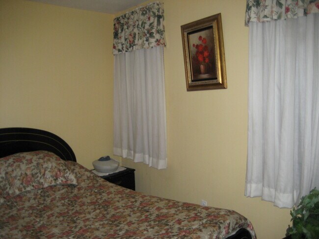 Building Photo - 1507 Gales St NE