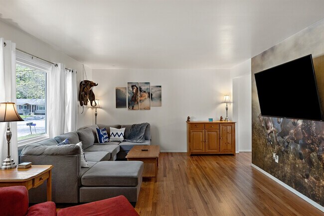 Building Photo - 10 James Dr