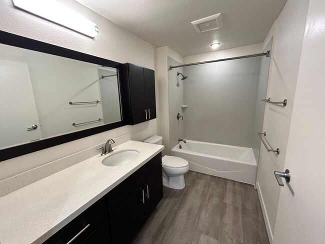 Building Photo - Spacious Kakaako 2-bedroom, 2-bath!