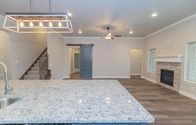 Building Photo - 4BD/3BTH home Minutes from I-35