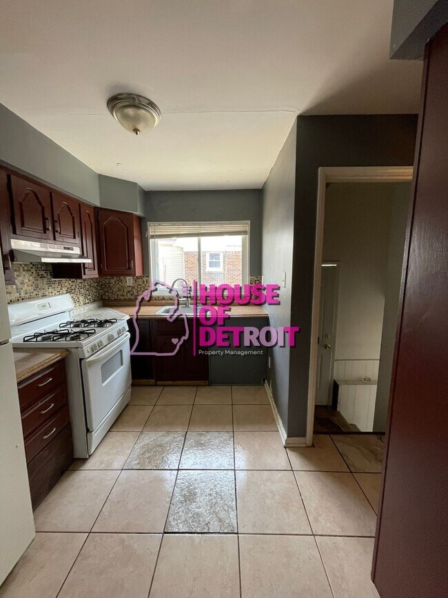 Building Photo - 3 BEDROOM | 1 BATH | FREE PRE SCREEN