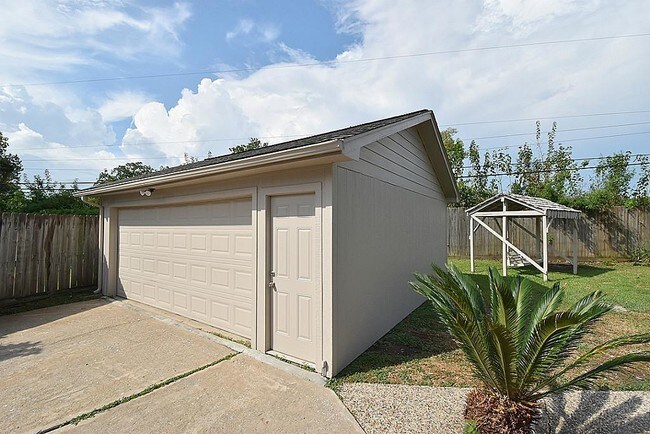 Building Photo - 2410 Del Norte St