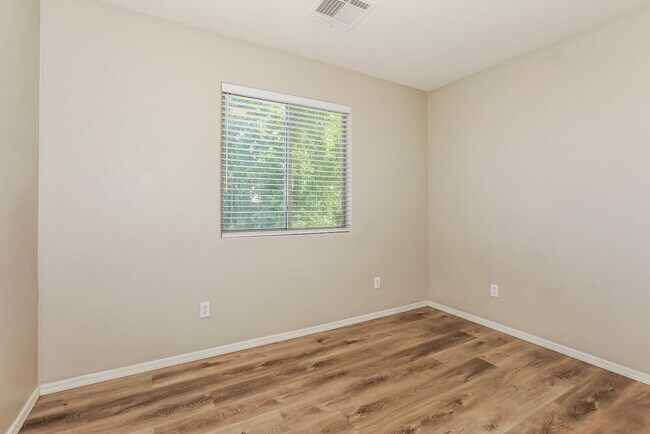 Building Photo - 41302 N Cambria Dr