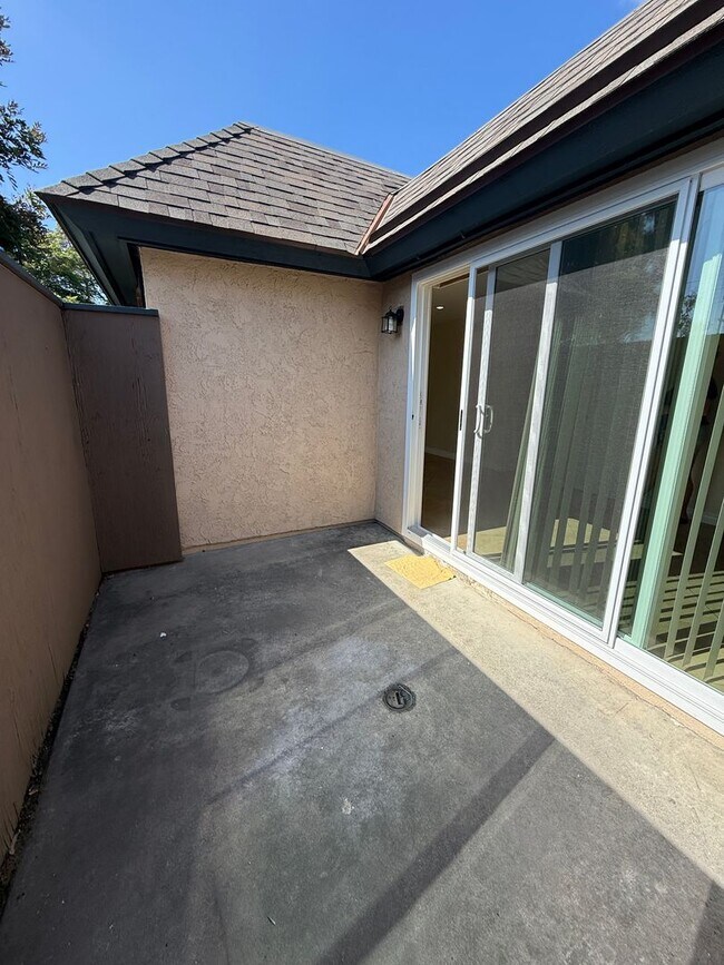 Building Photo - 3 Bedroom Condo for Lease with a 1 Car Garage