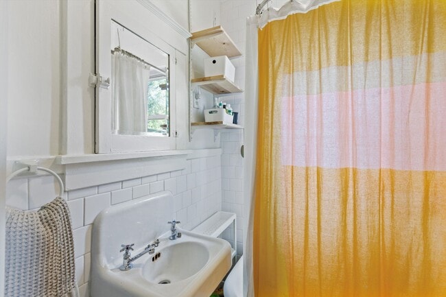 Building Photo - 1621 Linden Ave