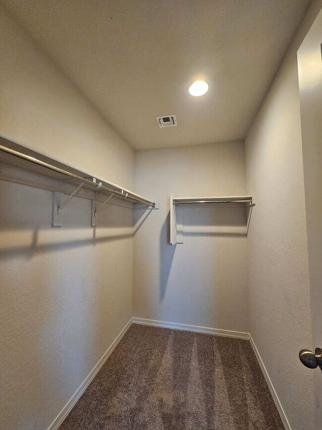Building Photo - SHORT TERM /FREE RENT CALL FOR DETAILS