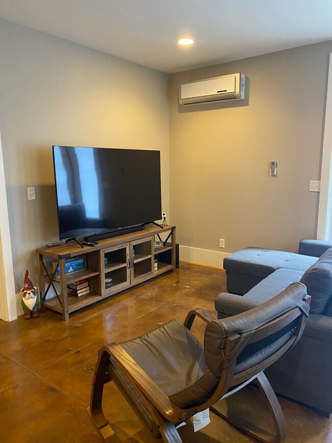 Building Photo - West Asheville, Green Built,  4 Bedroom, 4 Bathrooms. Two separate  living areas.