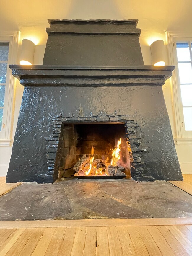 Working fireplace - 2076 Paramount Dr