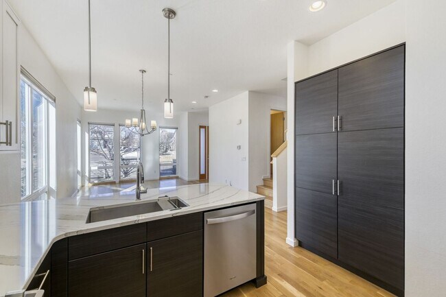 Building Photo - Bright Contemporary 3 Bedroom 2 Bath - August 1st!