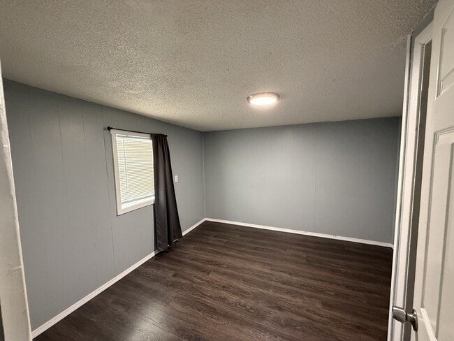 Building Photo - 3189 Eastview Rd