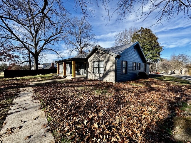 Building Photo - 302 Bluebird Ct