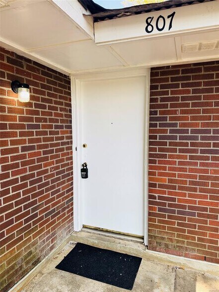 Building Photo - 807 Gillespie St