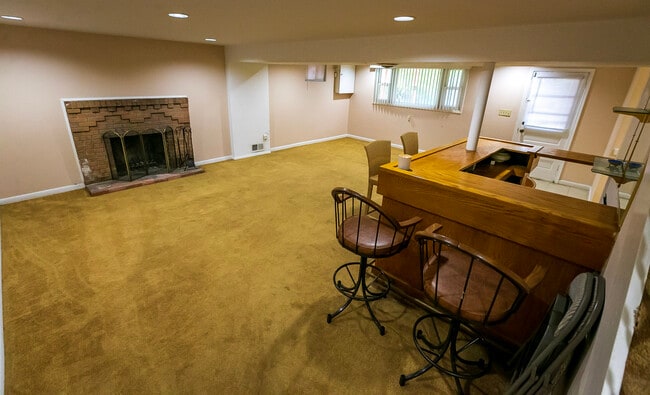 Building Photo - 5501 Auth Rd