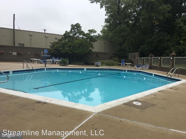 Building Photo - 1 br, 1 bath House - 5101 River Rd #1410