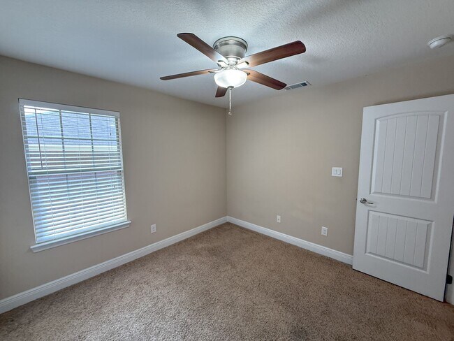Building Photo - 3 Bedroom 2 Bath Home for Rent with Charmi...