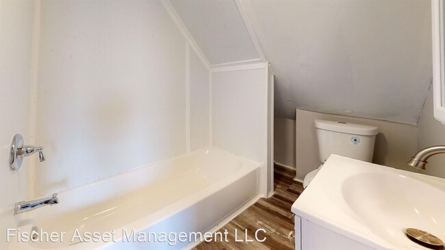 Building Photo - 1 br, 1 bath Apartment - 3210 West 98th St...