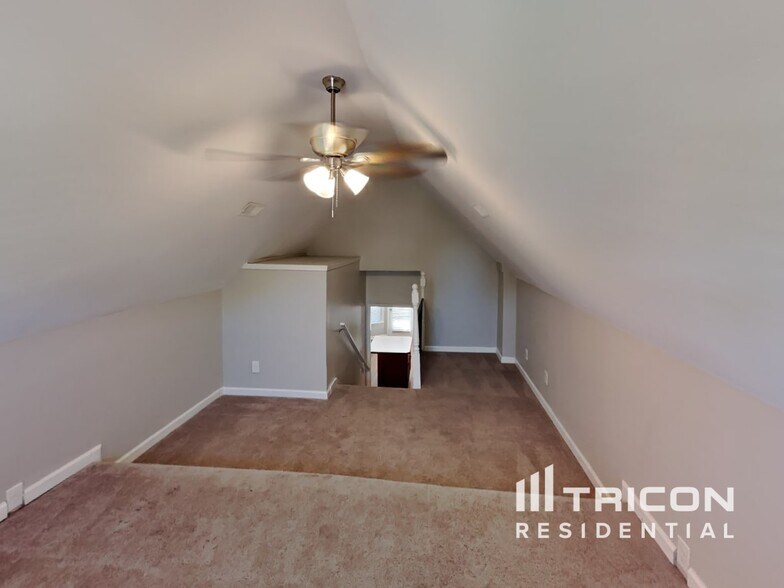 Building Photo - 316 Lone Oak Dr