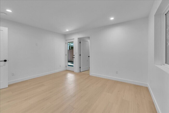 Building Photo - 6915 Encino Ave