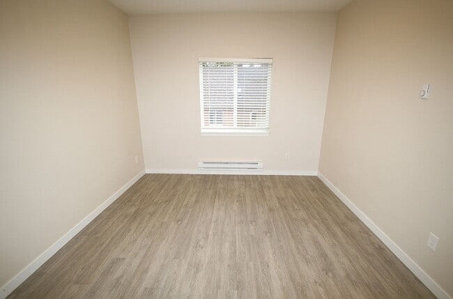 Building Photo - NEWER CONSTRUCTION 8 BEDROOM, 3 BATH HOME BY UW!